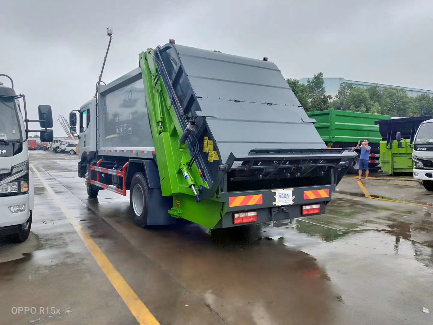 國(guó)六12立方東風(fēng)D9 壓縮垃圾車(chē)